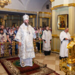 В Троицкую родительскую субботу митрополит Феодосий совершил Божественную литургию в Спасо-Преображенском кафедральном соборе